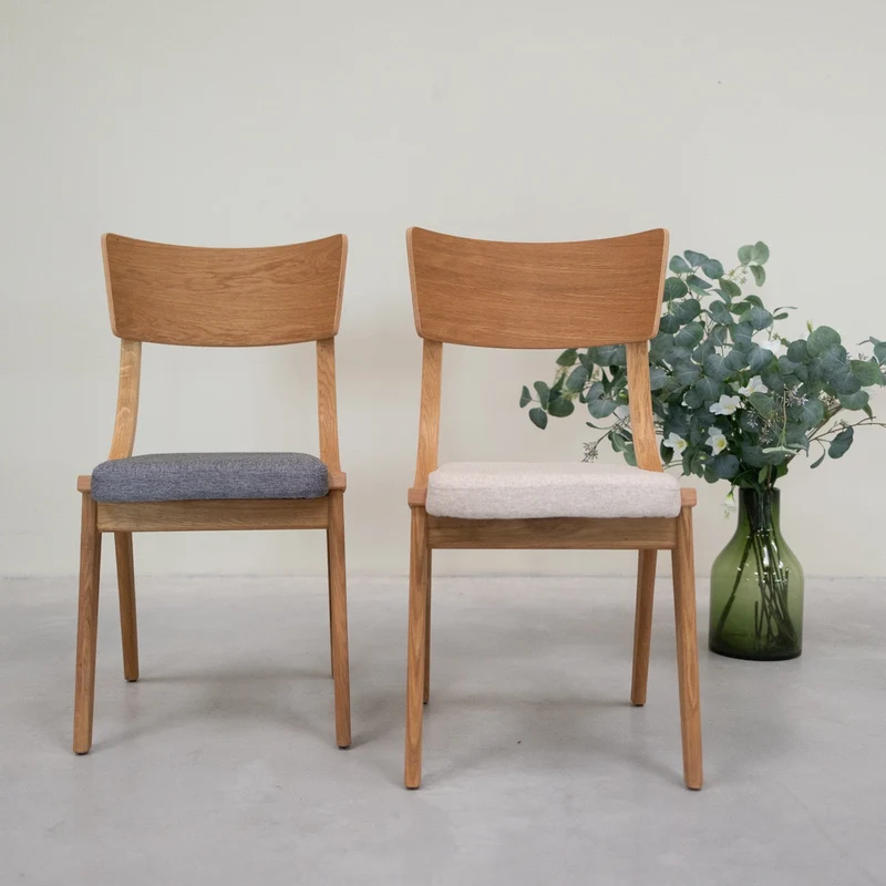 Set da 2 o 4 sedie da pranzo in rovere massiccio Lucas, con rivestimento grigio o beige | NordicStory