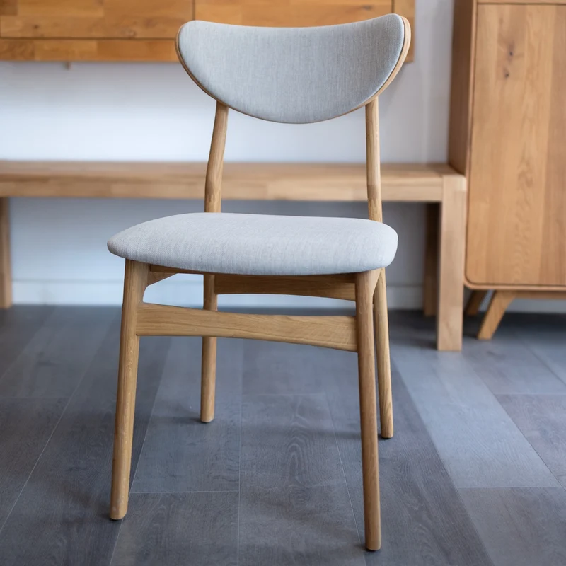 Set da 2 o 4 sedie da pranzo in rovere massiccio Maxwell, imbottite | NordicStory