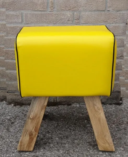 Pouf vintage da camera in pelle colore giallo cm 40x32x46h
