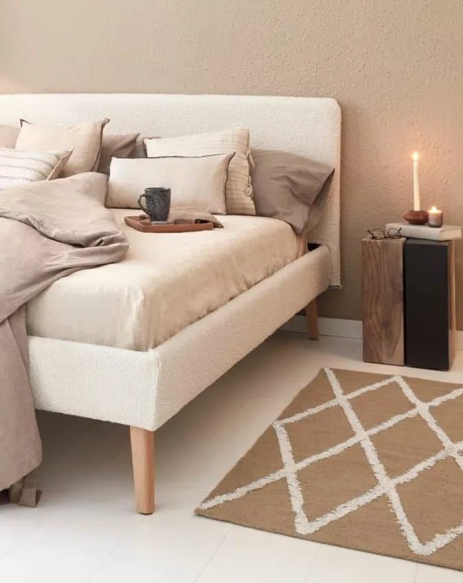 Letto Dyla in shearling bianco, con gambe in faggio per materasso 160 x 200 cm